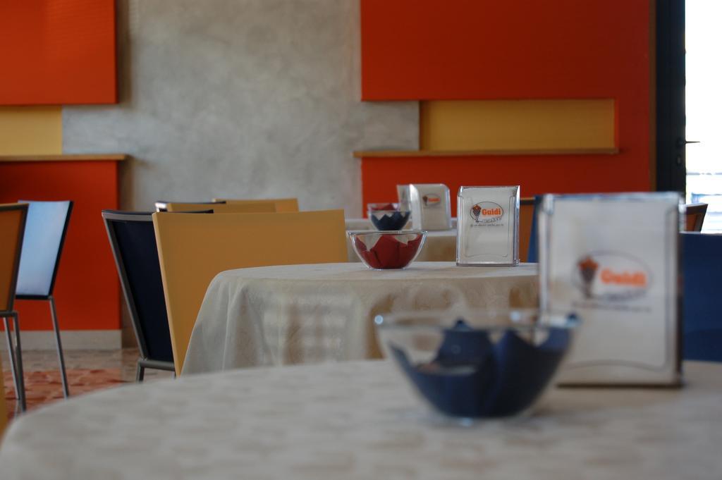 Hotel Flaminio Tavernelle Serrungarina Екстер'єр фото