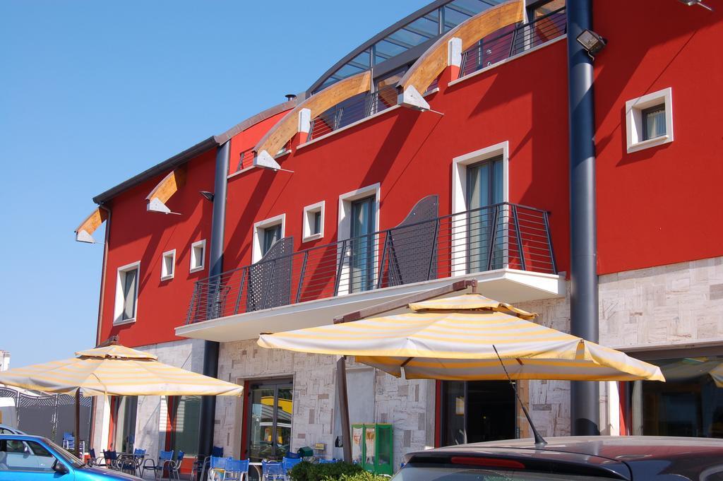 Hotel Flaminio Tavernelle Serrungarina Екстер'єр фото