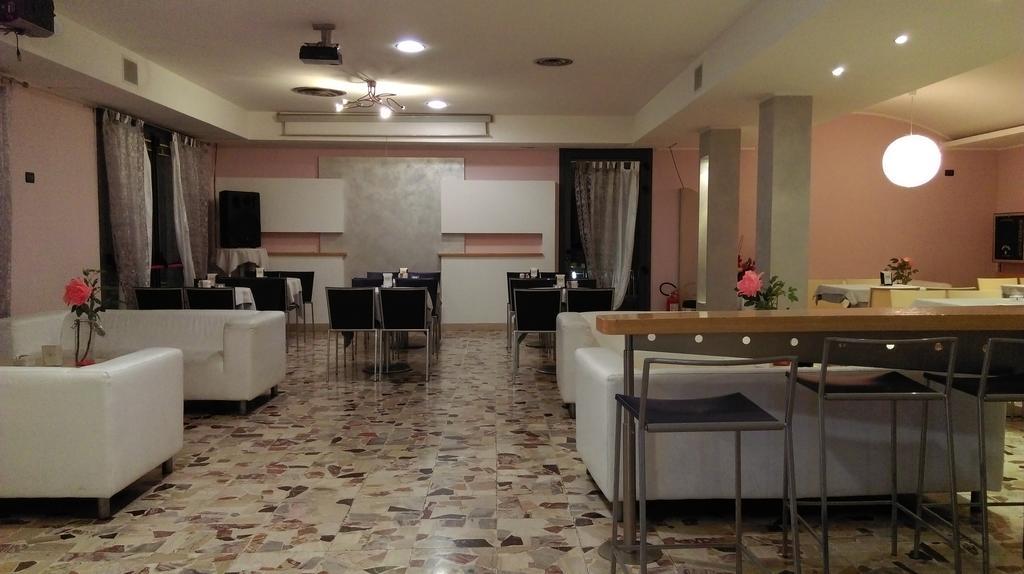 Hotel Flaminio Tavernelle Serrungarina Екстер'єр фото