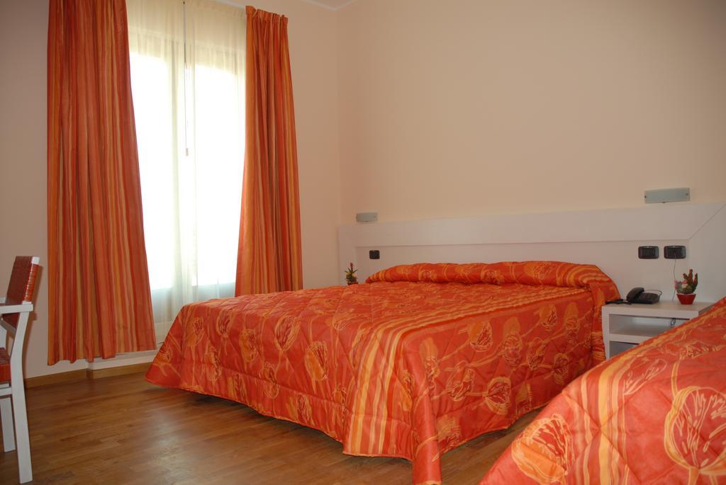 Hotel Flaminio Tavernelle Serrungarina Екстер'єр фото
